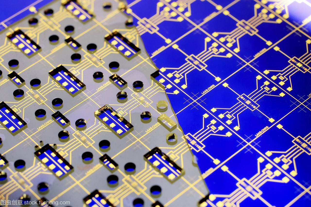 納米器件的發(fā)展。這是一種納米裝置的特寫,被稱為&ldquo;癌癥&rdquo;。電子電路板可以看到藍(lán)色,上面放一個塑料面具黃色,透明的。納米流體被放置在面罩上,并附著在電路板的裸露區(qū)域。目前正在研制一種抗癌藥物,以檢測包括癌癥腫瘤在內(nèi)的微量生物標(biāo)志物。生物標(biāo)志物被用來檢測生物過程是否正常。法國圖盧茲國家科學(xué)研究中心cnrs拍攝的照片。